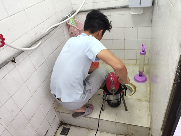 南桥镇管道堵塞冒臭气 专业师傅现场解决问题