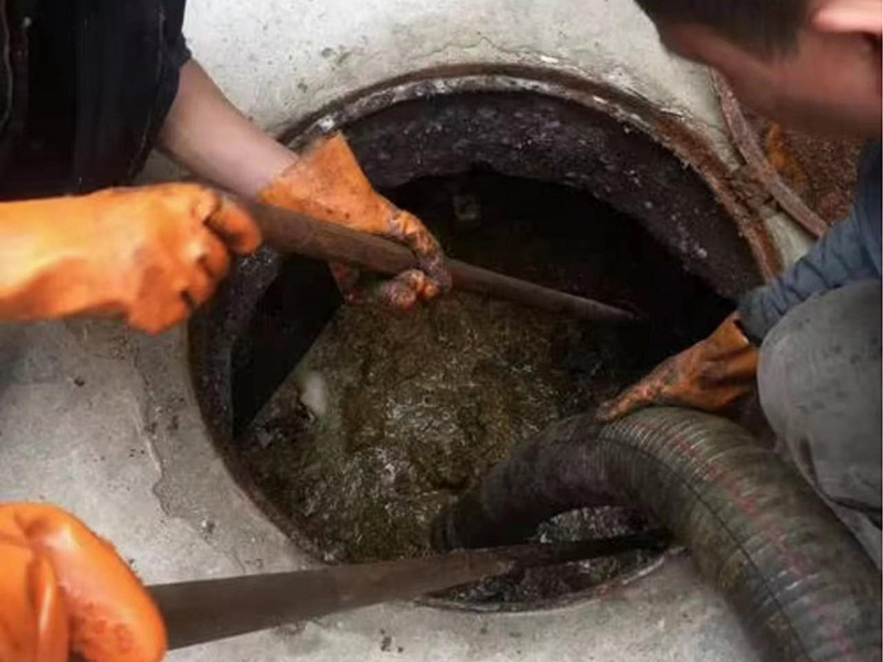 南桥镇清理化粪池时如何避免沼气的危害?